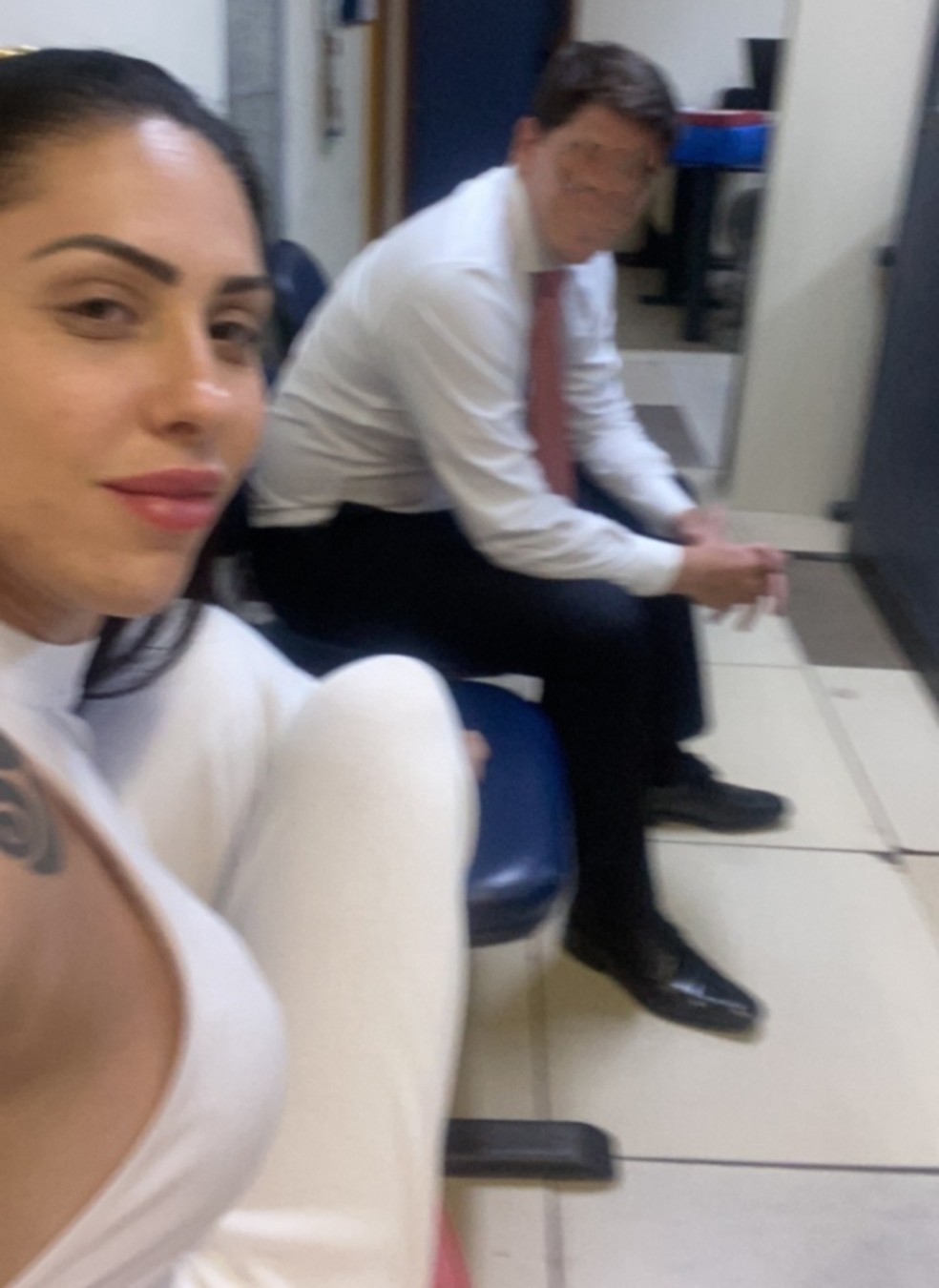 Ao depor sobre morte do filho, mãe do menino Henry fez selfie na delegacia