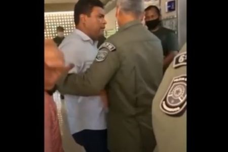 VÍDEO: Deputado e comandante da PM trocam agressões durante vacinação