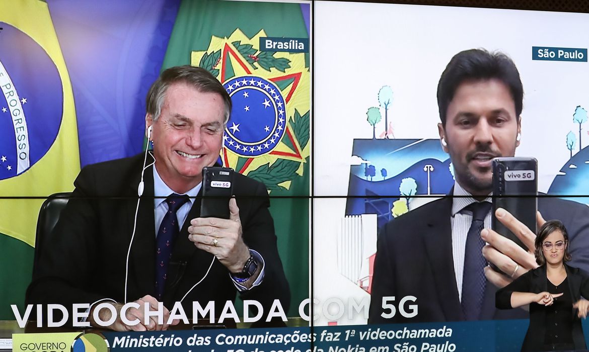 Fábio Faria liga para Bolsonaro em primeira videochamada com 5G
