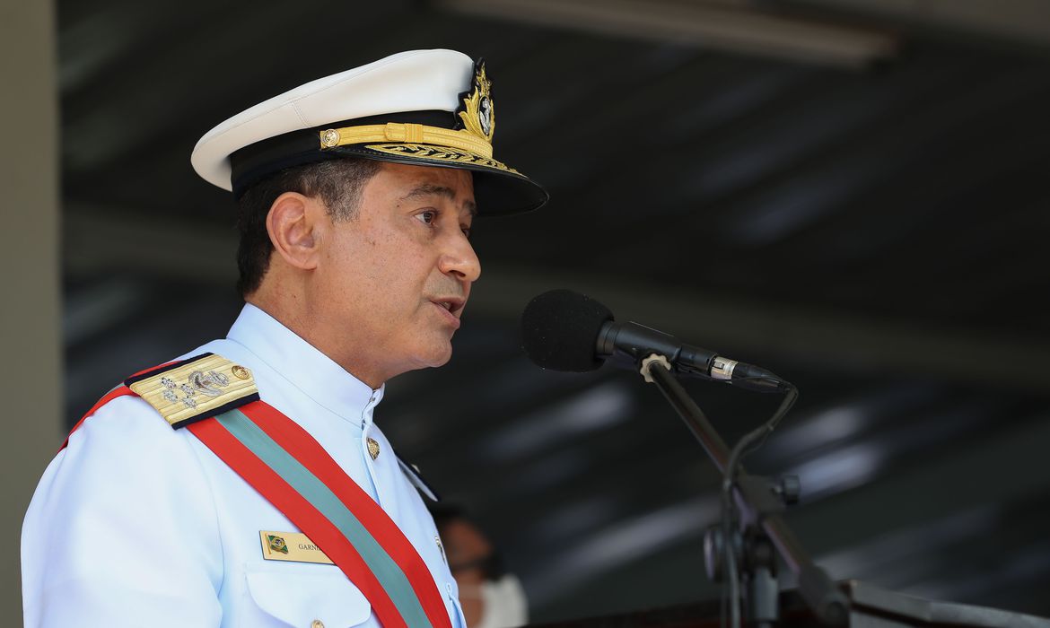 Almirante Almir Garnier assume o comando da Marinha