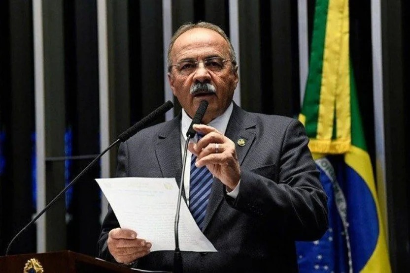 Senador flagrado com dinheiro nas nádegas assina CPI da Covid