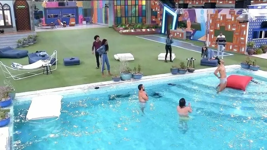 Gilberto abaixa a cueca após pular na piscina ao vivo na Globo