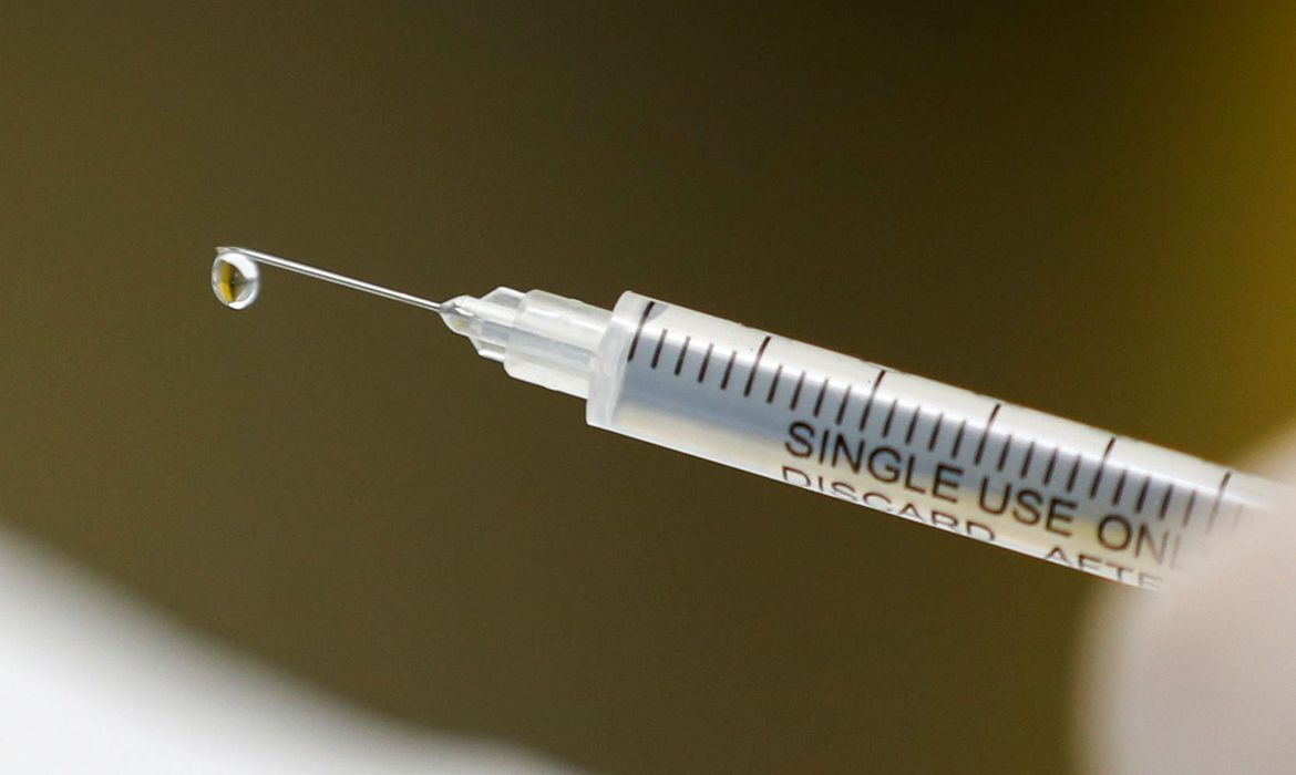 Por erro, 46 pessoas recebem vacina da Covid no lugar de dose contra a gripe