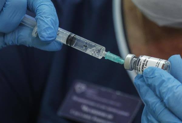 Covid: Médico responde se bebida alcoólica reduz efeito da vacina; confira