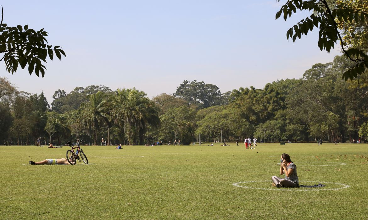 Após fracasso de medidas duras, SP reabre parques, restaurantes e academias