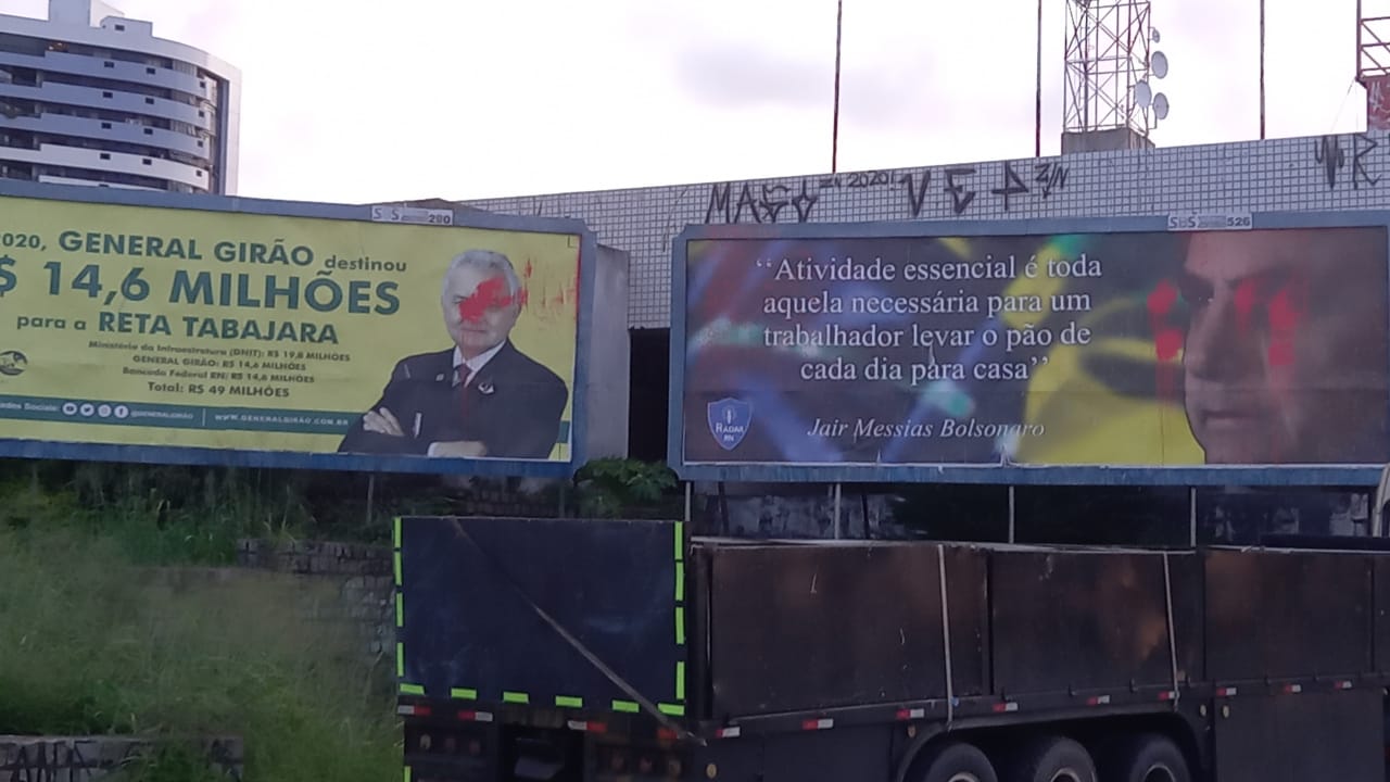 Outdoors de Bolsonaro e Girão são alvos de vândalos em Natal