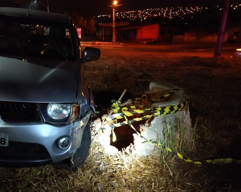 Homem bate carro, desce para ver estrago e cai em poço de 15 metros