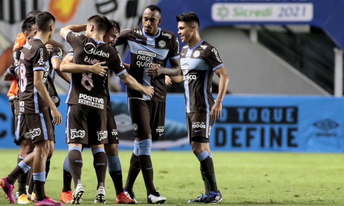 Corinthians encerra jejum de sete anos e vence Santos na Vila Belmiro
