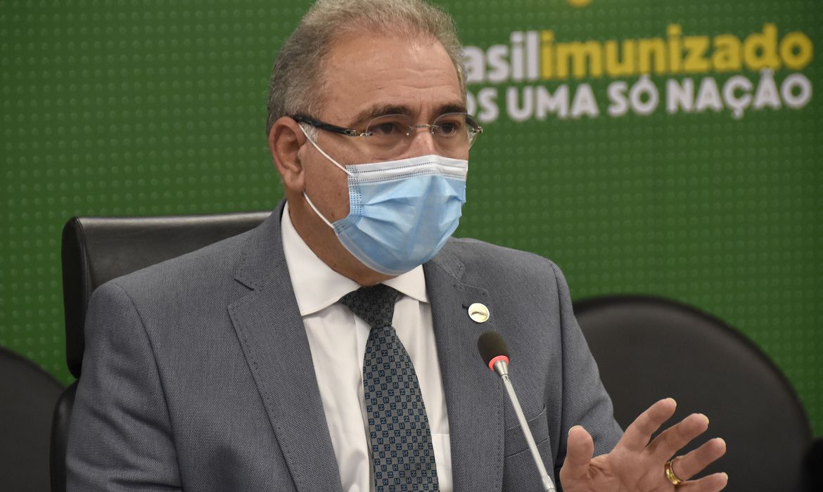 'Se todos judicializarem, não há doses para todo mundo', diz Queiroga