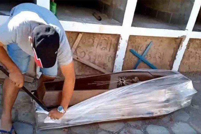 Vereador abre caixão para 'provar' que homem não morreu de Covid; veja VÍDEO