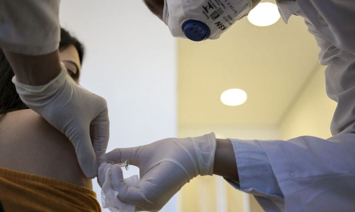 Apenas Brasil e outros 3 países aplicam mais de um milhão de vacinas por dia