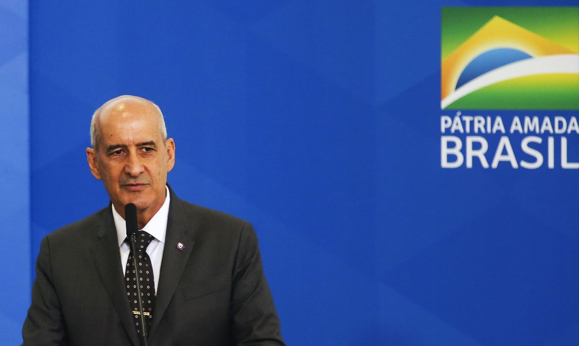 Ministro de Bolsonaro diz que tomou 'escondido' vacina contra Covid; ouça