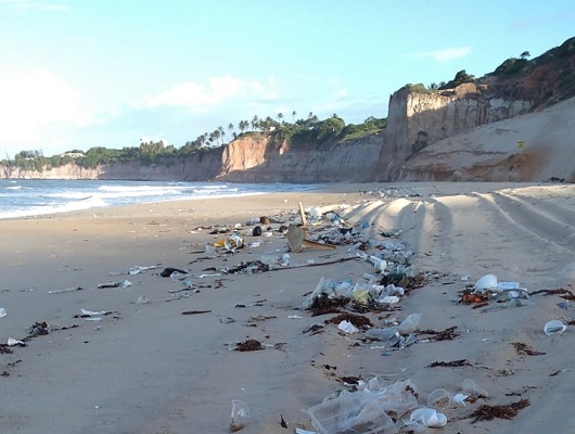 Por causa do lixo, Idema recomenda evitar banho em 13 praias do RN; veja lista