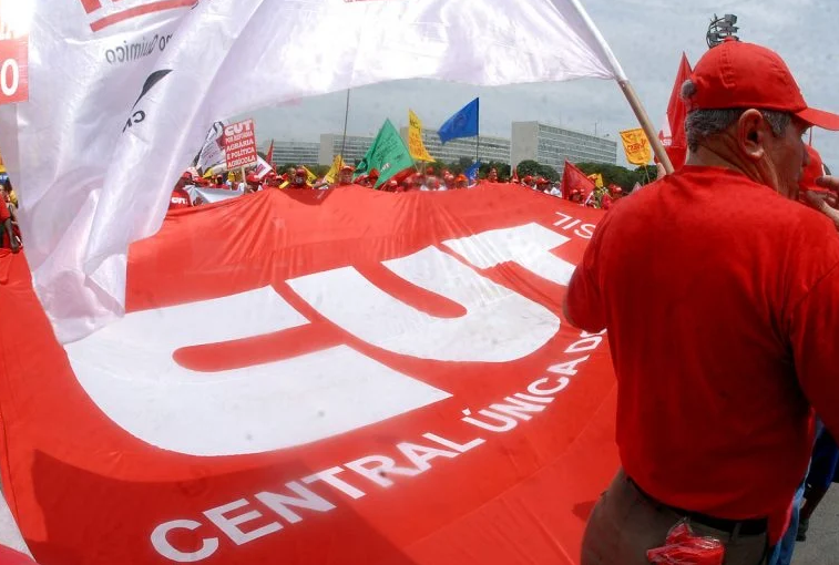 CUT mobiliza-se contra projeto que torna essencial o serviço de educação