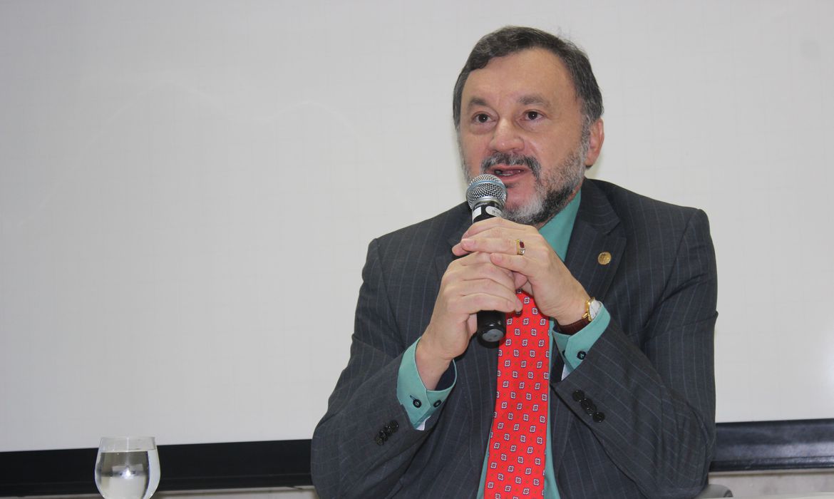 Ministro do TST morre por complicações da covid-19