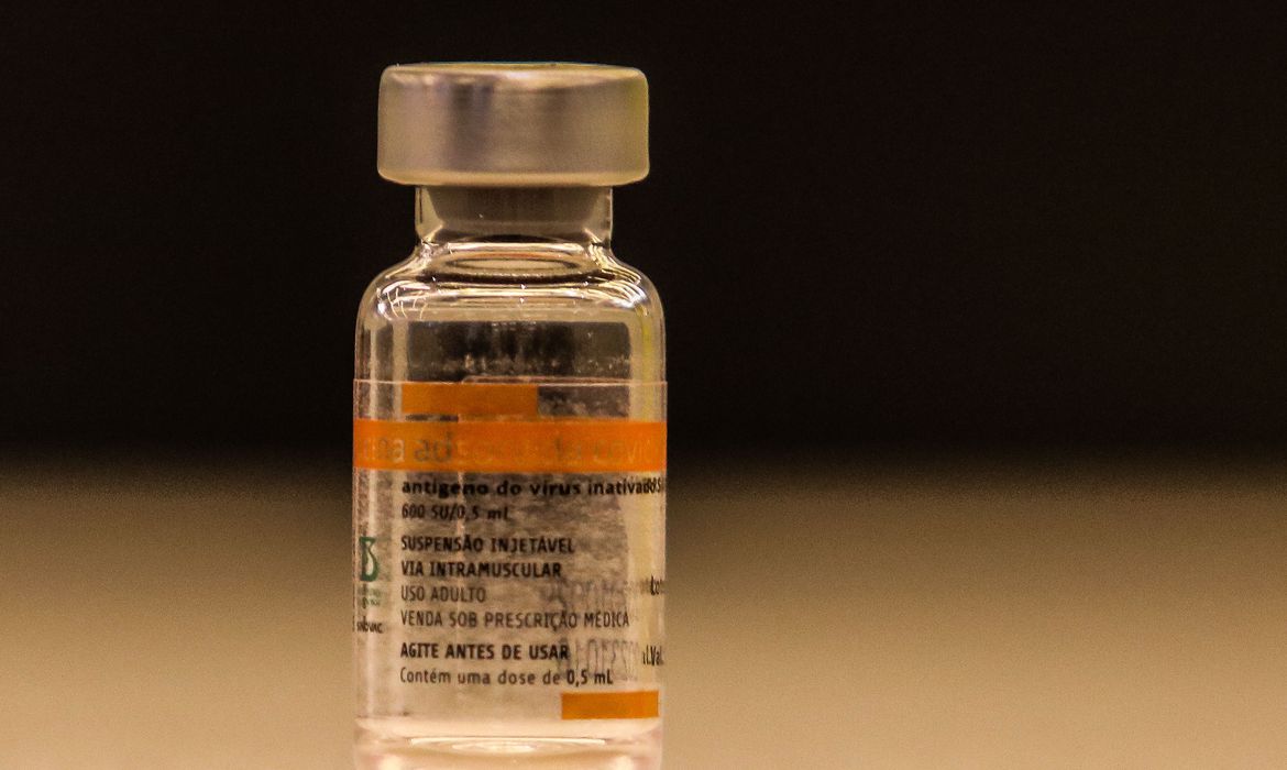 Ministério da Saúde 'descobre' 100 mil doses de CoronaVac em estoque