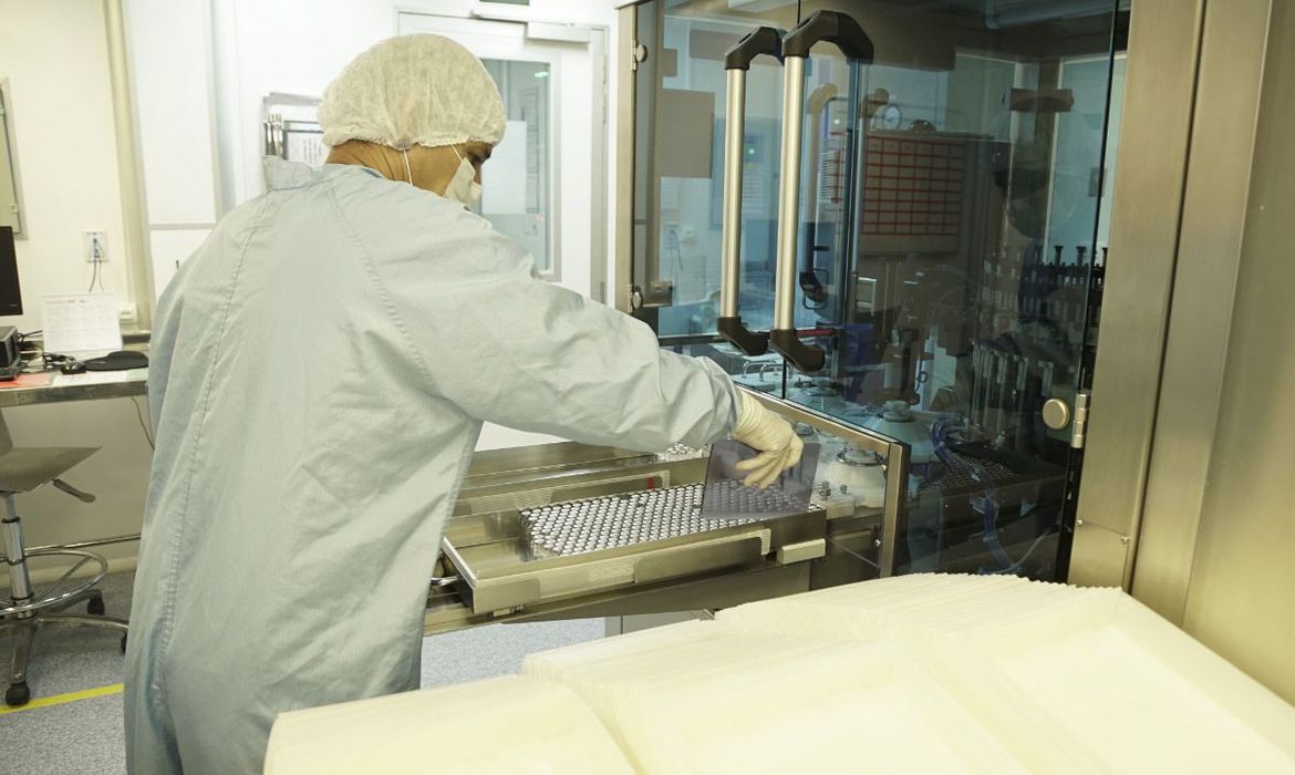 Fiocruz entrega 6,5 milhões de doses de vacina contra covid-19 ao PNI