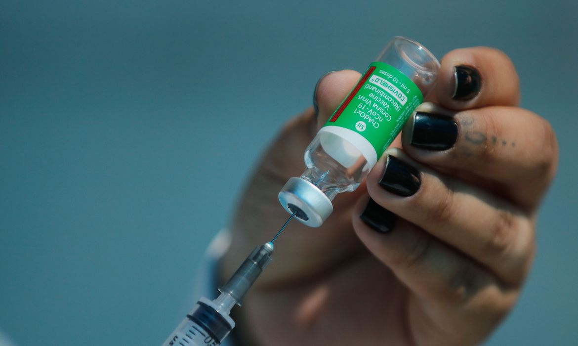 Lote de 220 mil doses da vacina do Covax Facility chega ao Brasil