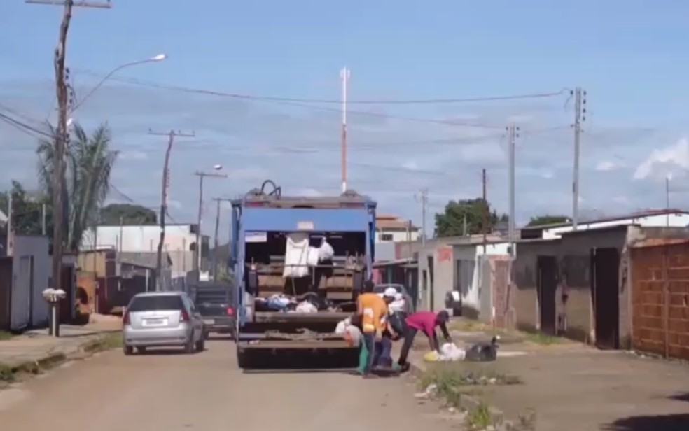 Garis ajudam a encontrar pasta com cerca de R$ 40 mil no lixo e devolvem ao dono