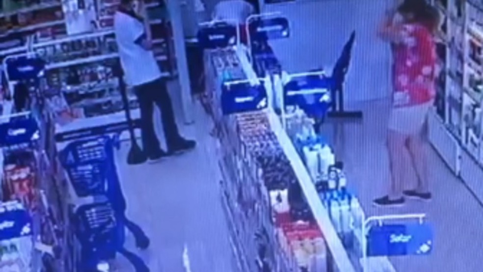 VÍDEO: Idosa com Covid-19 passa mal em farmácia e é socorrida por funcionária