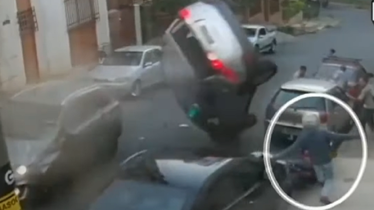VÍDEO: Carro 'voa' e capota em rua cheia de pedestres