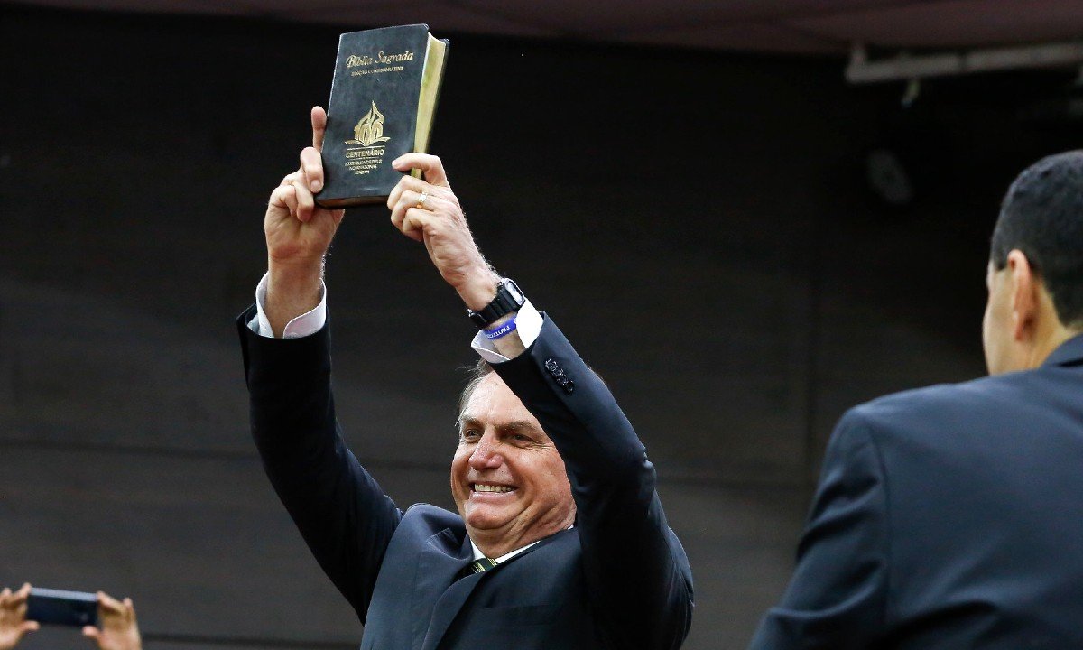 Pesquisa mostra avaliação de Bolsonaro entre católicos e evangélicos; veja