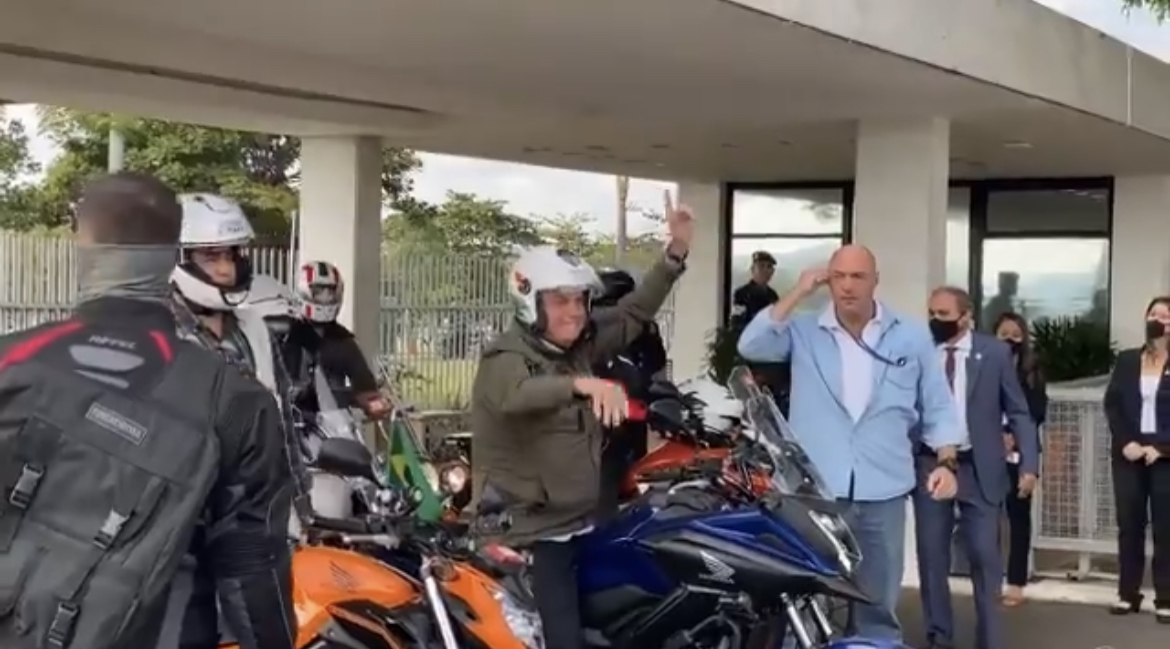 Bolsonaro faz passeio com centenas de motoqueiros, veja o vídeo