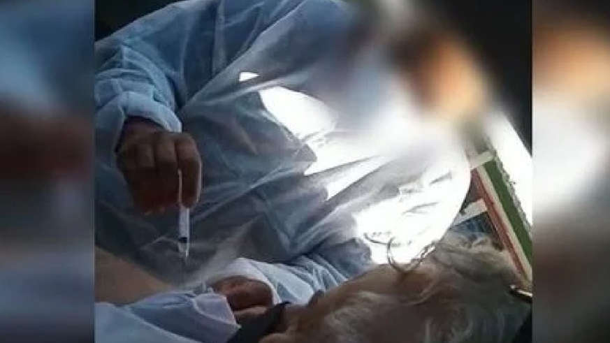 Mulher finge aplicar vacina e seringa com líquido é achada no lixo