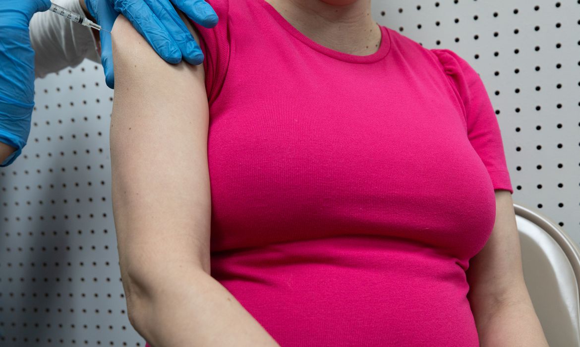 RN suspende aplicação da vacina AstraZeneca em grávidas