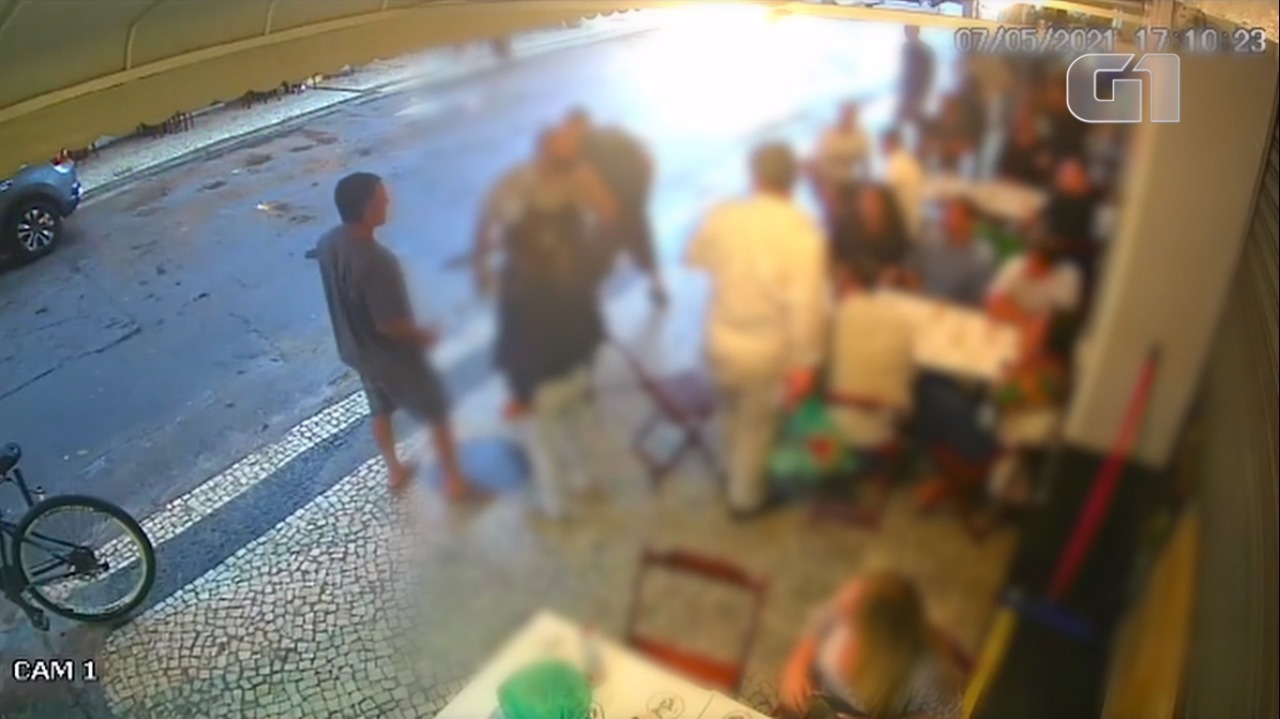 Cliente de restaurante leva tapa de homem que passava, revida, e VÍDEO viraliza