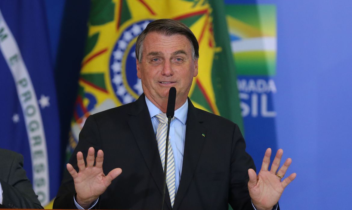 Bolsonaro lembra inquéritos de Renan no STF: 'tem moral para prender?'