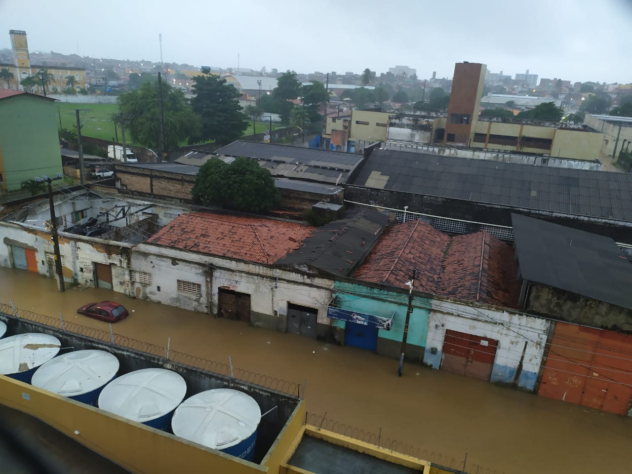 VÍDEO: Ruas da Ribeira ficam inundadas e água invade comércios; veja