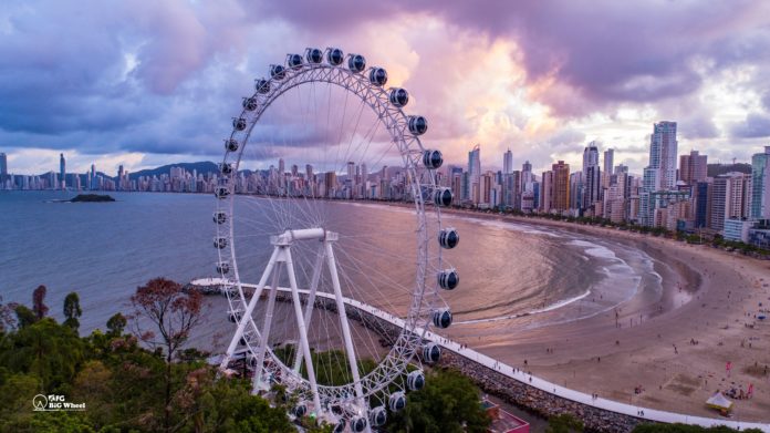 Casal é ‘esquecido’ em roda gigante de Balneário Camboriú e se desespera