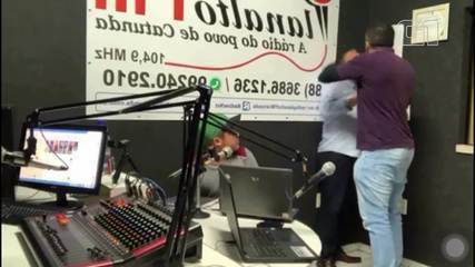 VÍDEO: Vereador invade estúdio de rádio e agride advogado