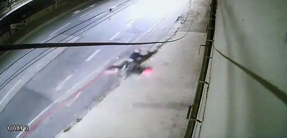 VÍDEO: Perseguição termina com suspeito gravemente ferido após 'voar' com moto