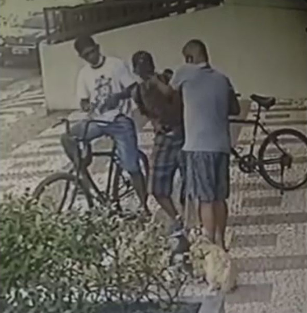 VÍDEO: Bandido morde dedo de vítima para roubar aliança