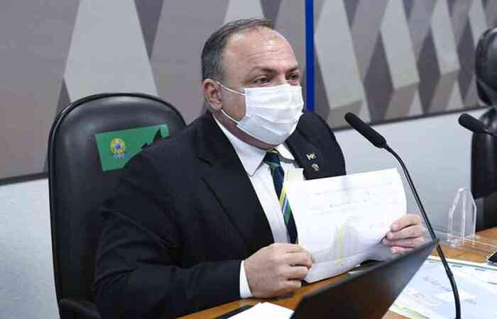 Pazuello alfineta Mandetta em CPI: 'Não ficar em casa até ter falta de ar'
