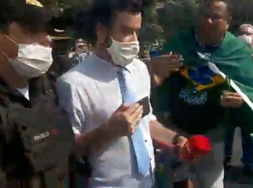 VÍDEO: Jornalista da CNN é hostilizado em ato pró-Bolsonaro e sai escoltado