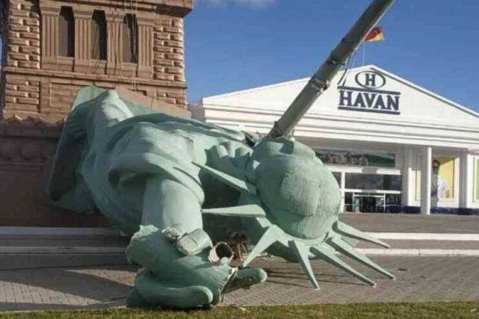 VÍDEO: Ventania causada por ciclone derruba estátua da Havan