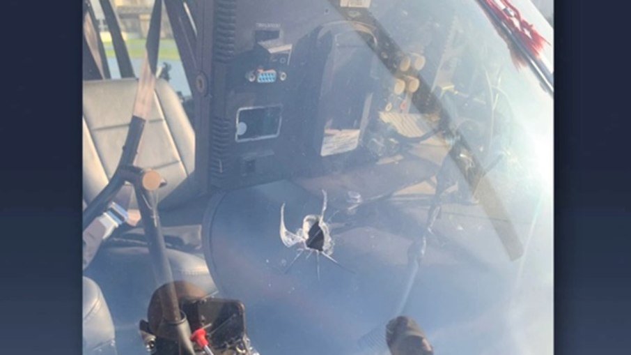 VÍDEO: Piloto de helicóptero da Record é baleado ao sobrevoar comunidade no Rio