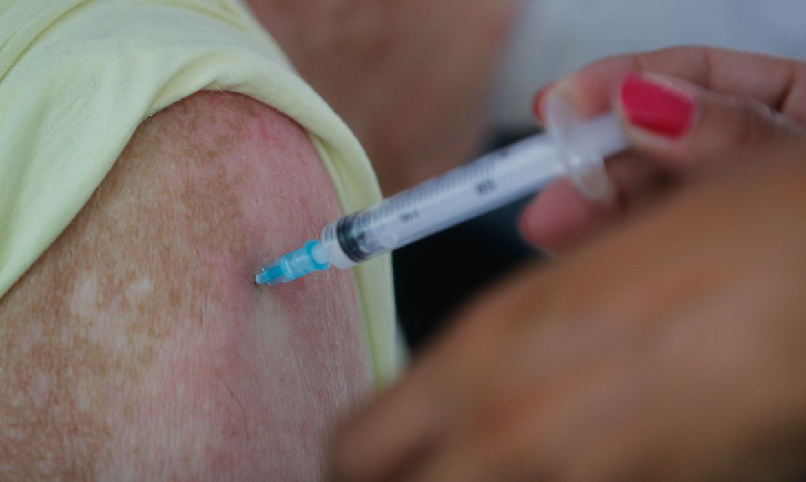 Média de mortes diárias por covid-19 cai 23,8% em um mês no país