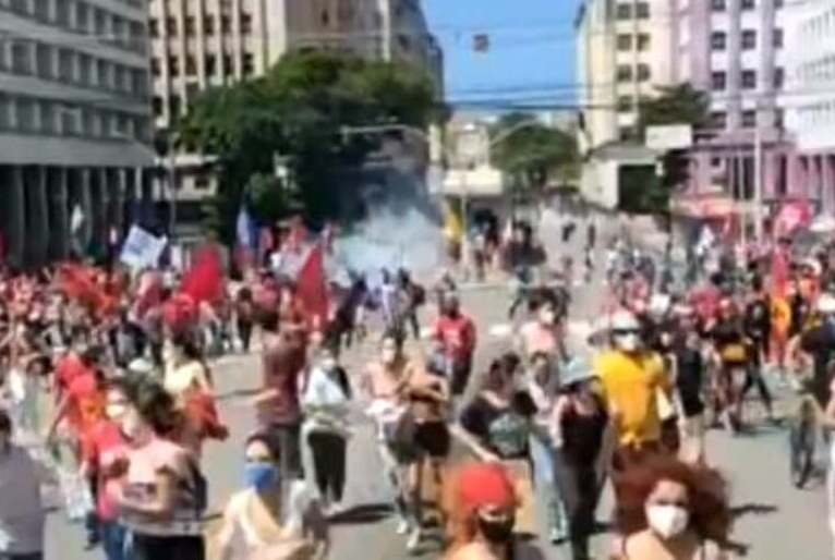VÍDEO: No Recife, manifestação contra Bolsonaro termina com tumulto e bombas