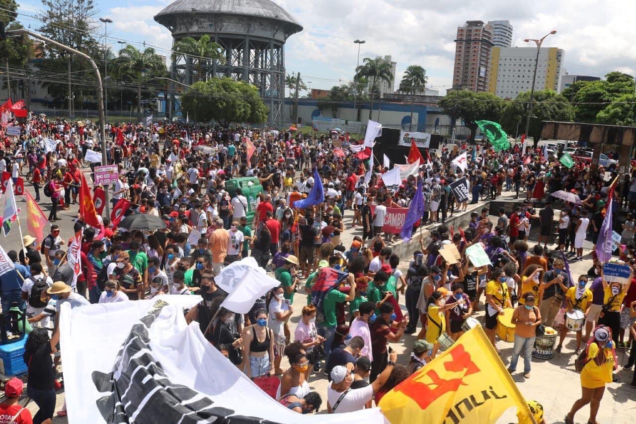 Jornal usa 'hashtag' contra Bolsonaro para cobrir protestos e é criticado; veja