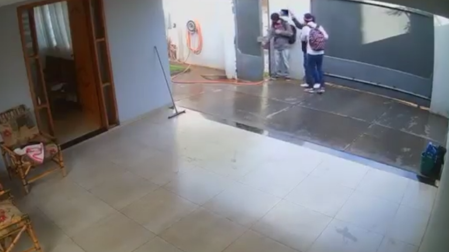 Criança nota assalto em casa durante aula online e professor aciona polícia