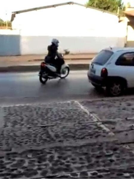 Mulher é atropelada ao deixar concessionária com moto nova; veja