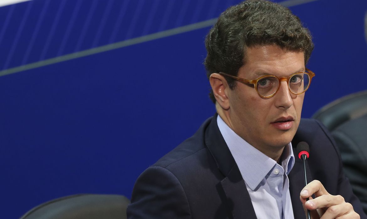 PGR pede ao STF abertura de inquérito para investigar ministro de Bolsonaro