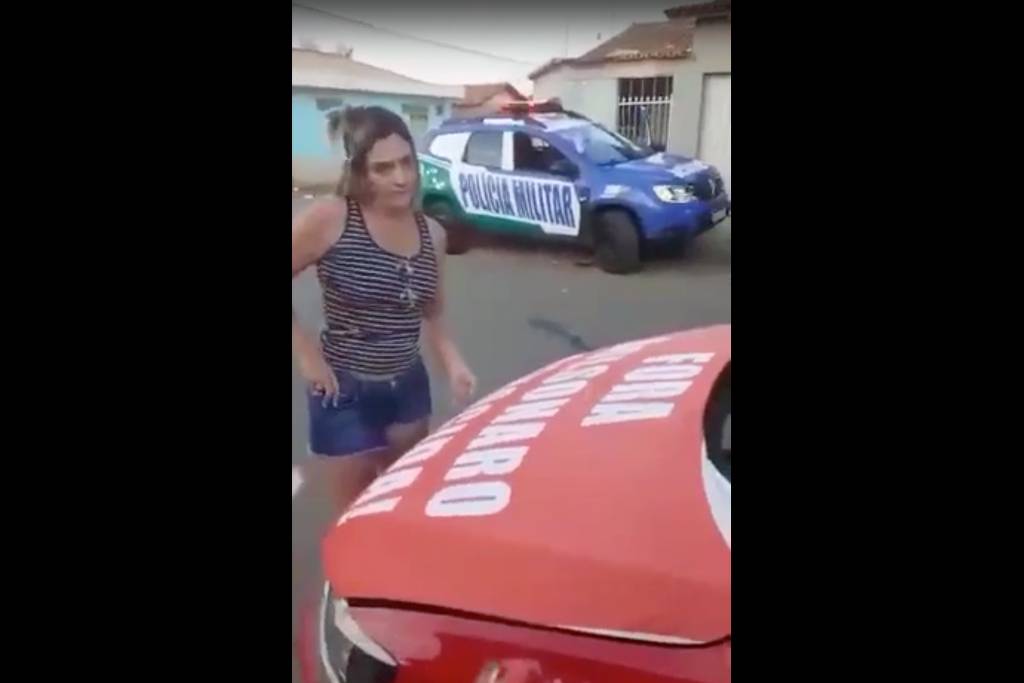 Professor é preso por se recusar a retirar adesivo 'Bolsonaro genocida' do carro