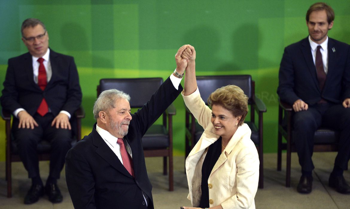 Bolsonaro diz que Lula "grunhe" e chama Dilma de "quadrúpede"