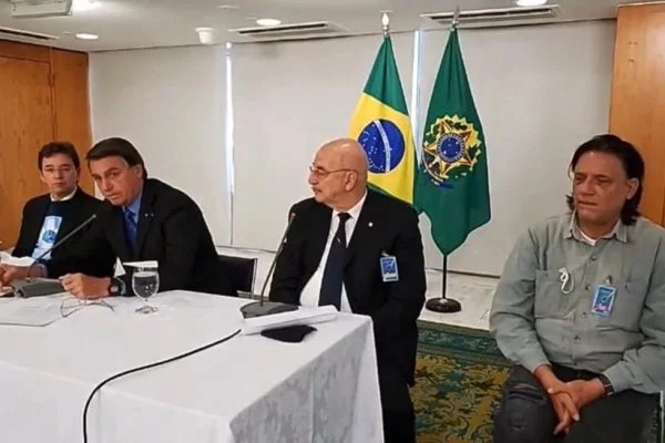 Vídeos mostram “ministério paralelo” orientando Bolsonaro contra vacinas