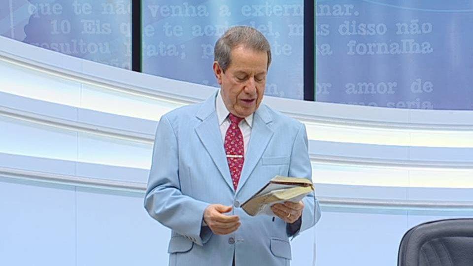 Líder de igreja que anunciou água que cura covid está internado com a doença